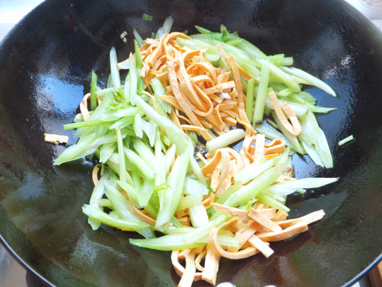 芹菜炒豆腐皮步骤10