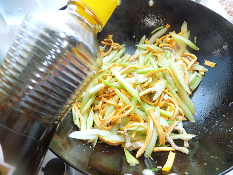 芹菜炒豆腐皮步骤11