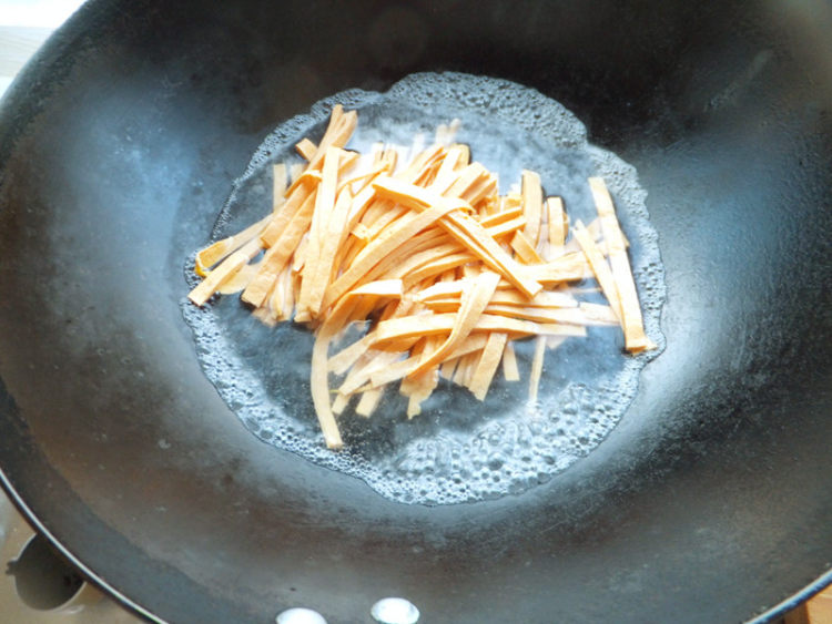 芹菜炒豆腐皮步骤6