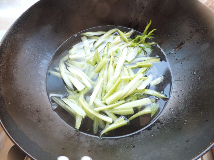 芹菜炒豆腐皮步骤5