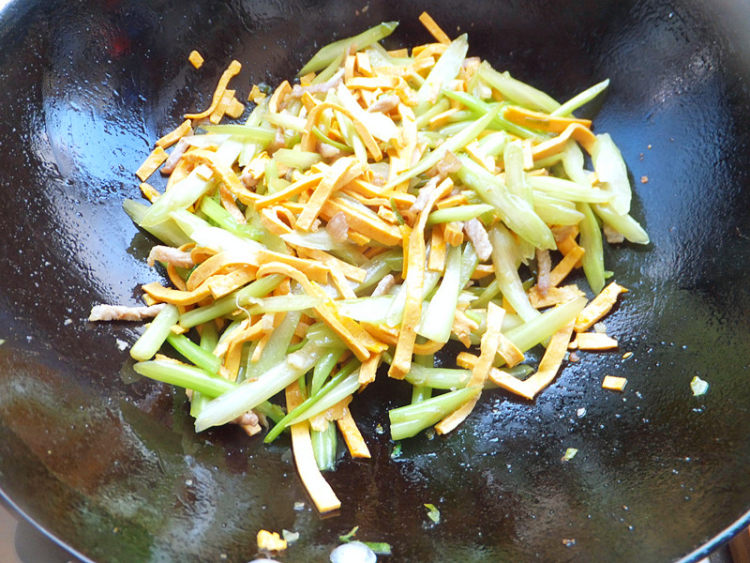 芹菜炒豆腐皮步骤12