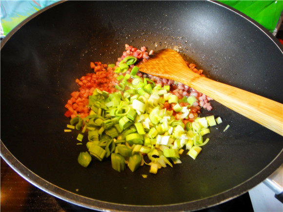 芹菜肉丁炒米饭步骤5