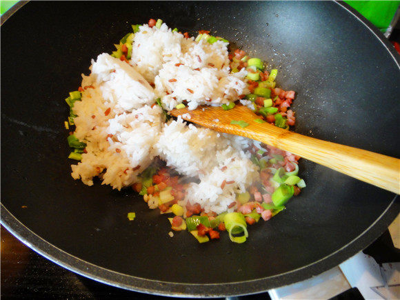 芹菜肉丁炒米饭步骤6