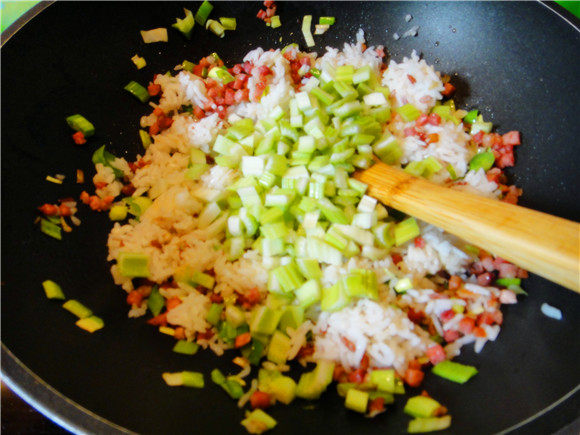 芹菜肉丁炒米饭步骤7