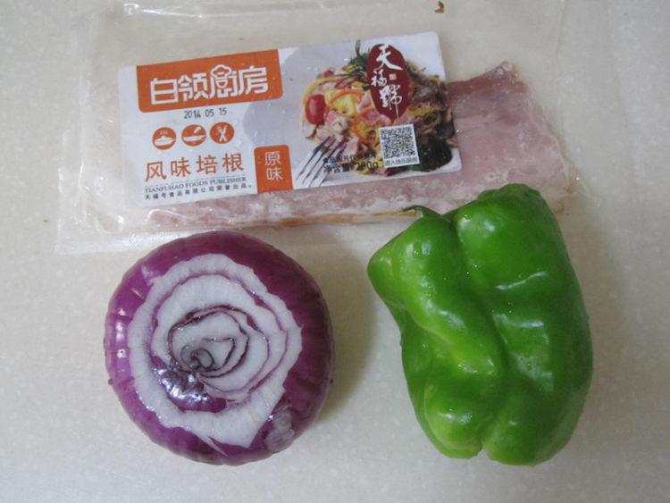 培根炒洋葱青椒步骤1