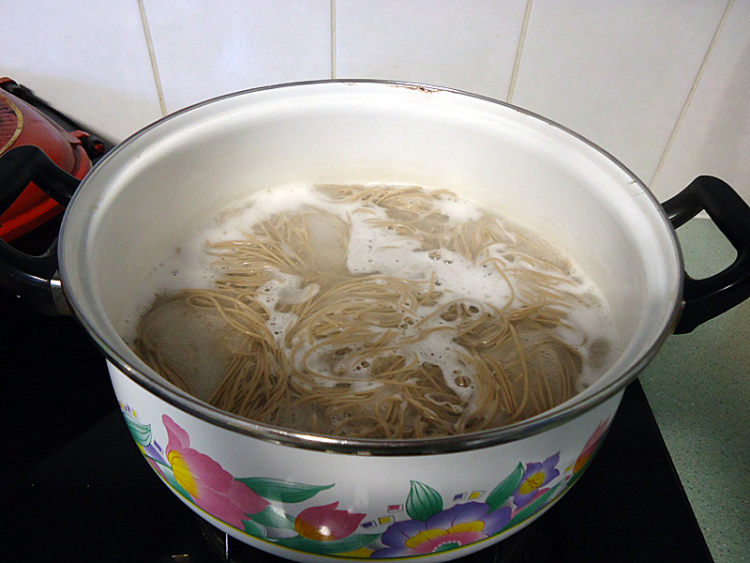 茼蒿菜煮荞麦面步骤2