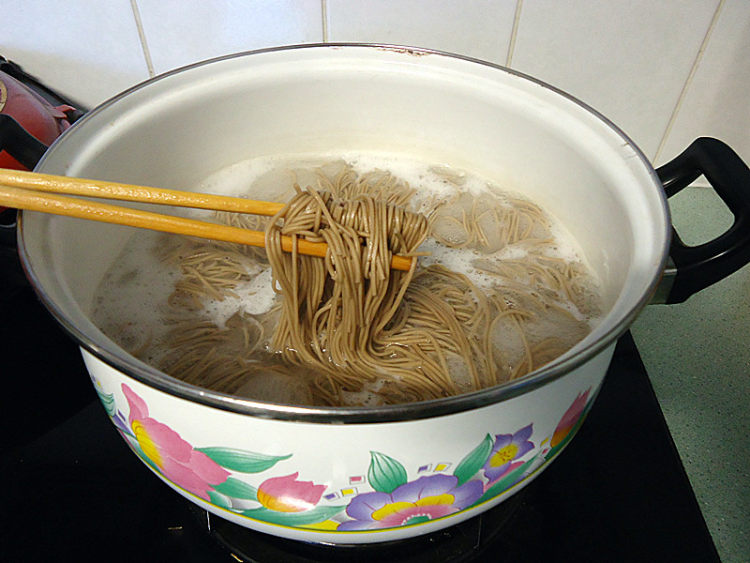 茼蒿菜煮荞麦面步骤3