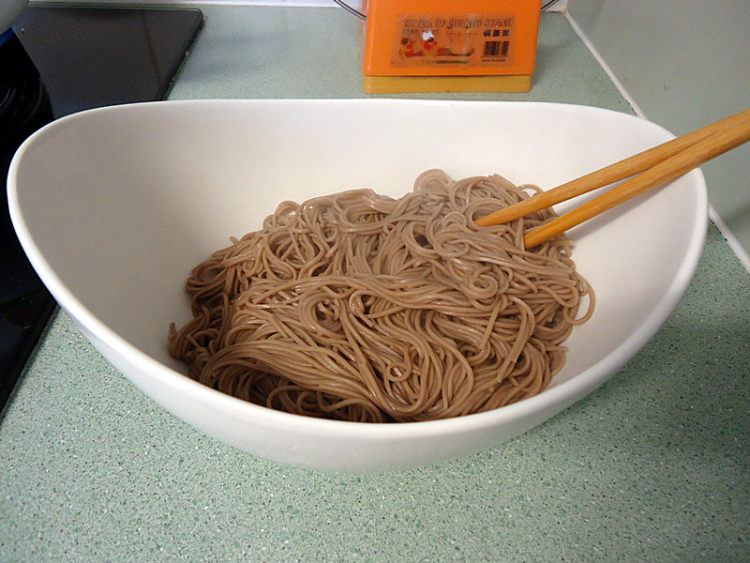 茼蒿菜煮荞麦面步骤4