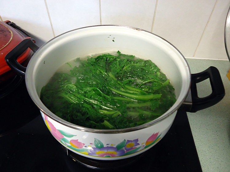 茼蒿菜煮荞麦面步骤6
