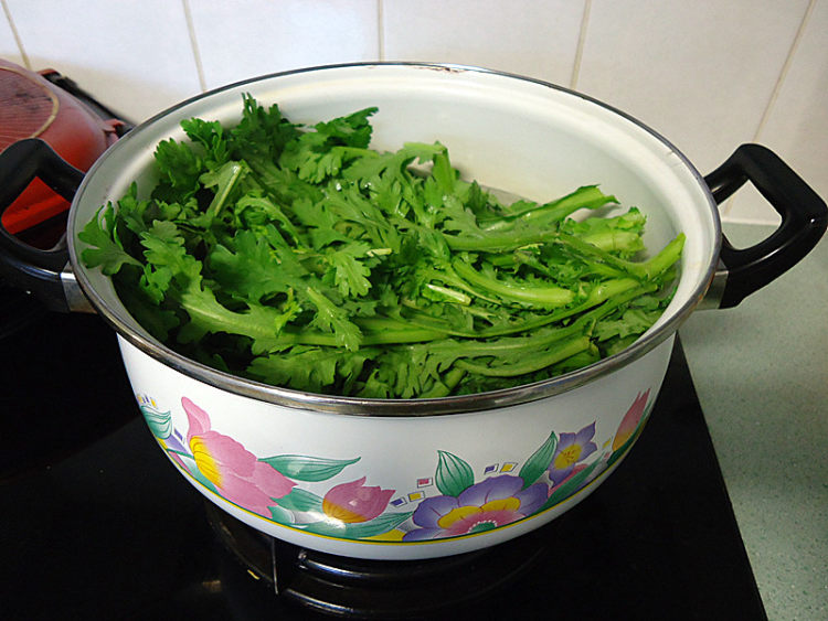 茼蒿菜煮荞麦面步骤5