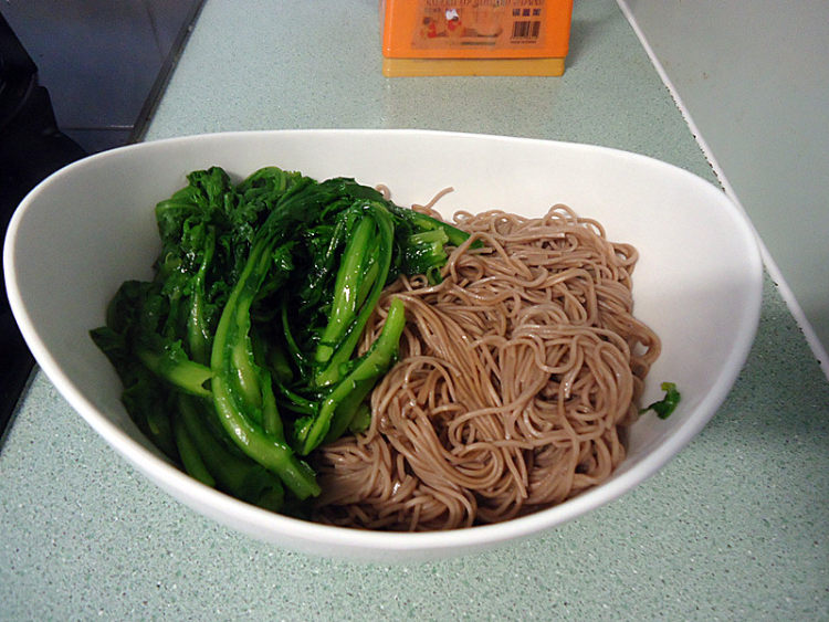 茼蒿菜煮荞麦面步骤7