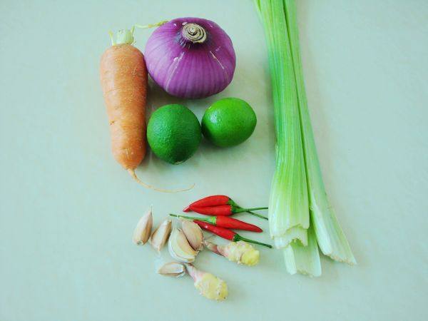 洋葱拌西芹步骤1