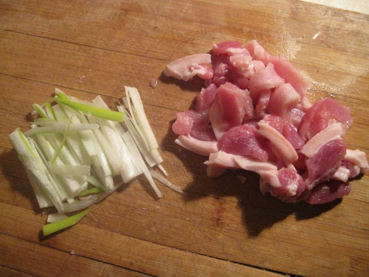 芹菜肉片炒粉条步骤1