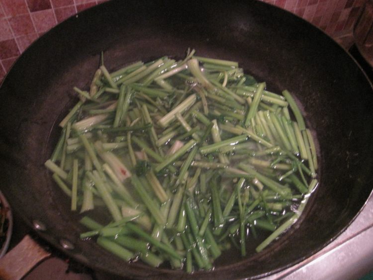芹菜肉片炒粉条步骤5