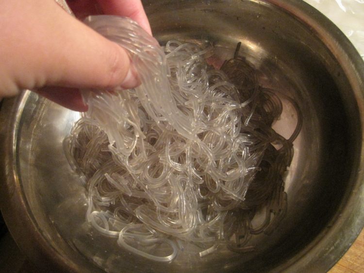芹菜肉片炒粉条步骤4