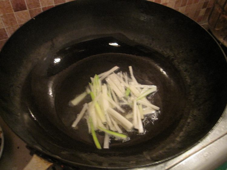 芹菜肉片炒粉条步骤6