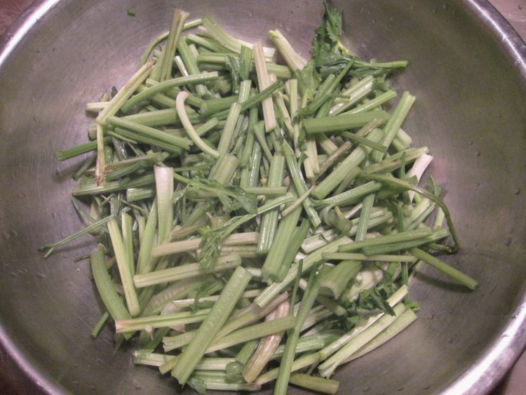 芹菜肉片炒粉条步骤2