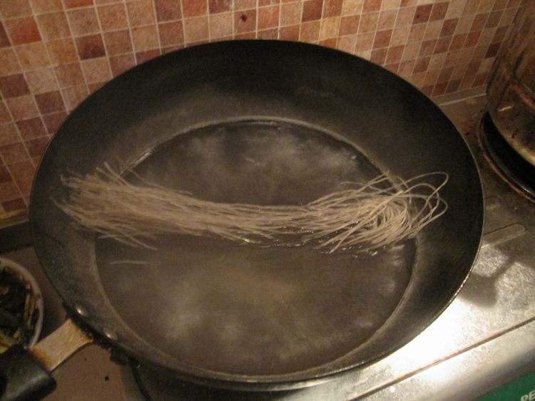 芹菜肉片炒粉条步骤3