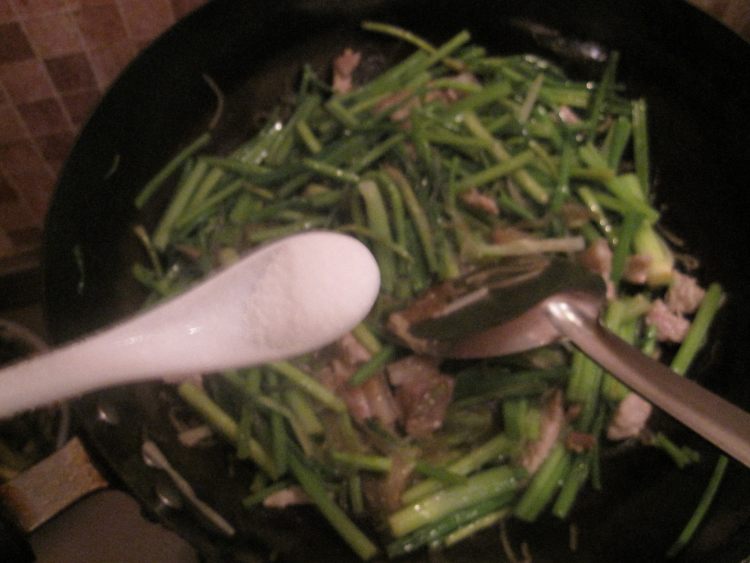 芹菜肉片炒粉条步骤10