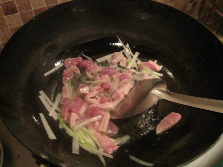 芹菜肉片炒粉条步骤7