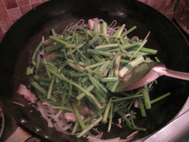 芹菜肉片炒粉条步骤9