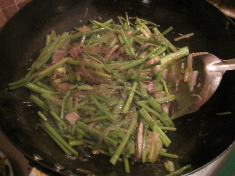 芹菜肉片炒粉条步骤11