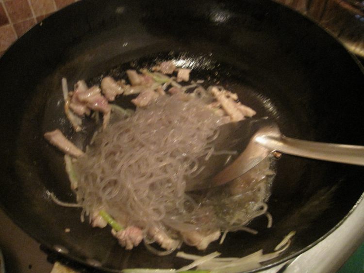 芹菜肉片炒粉条步骤8