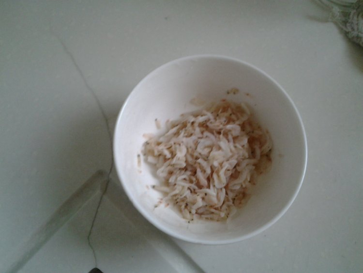 芹菜拌虾米步骤2