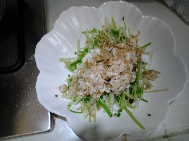 芹菜拌虾米步骤6