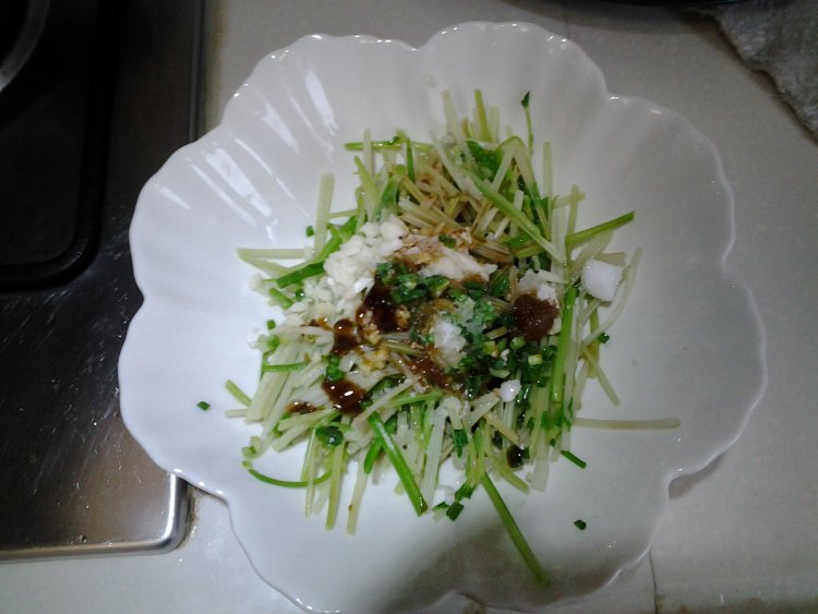 芹菜拌虾米步骤5