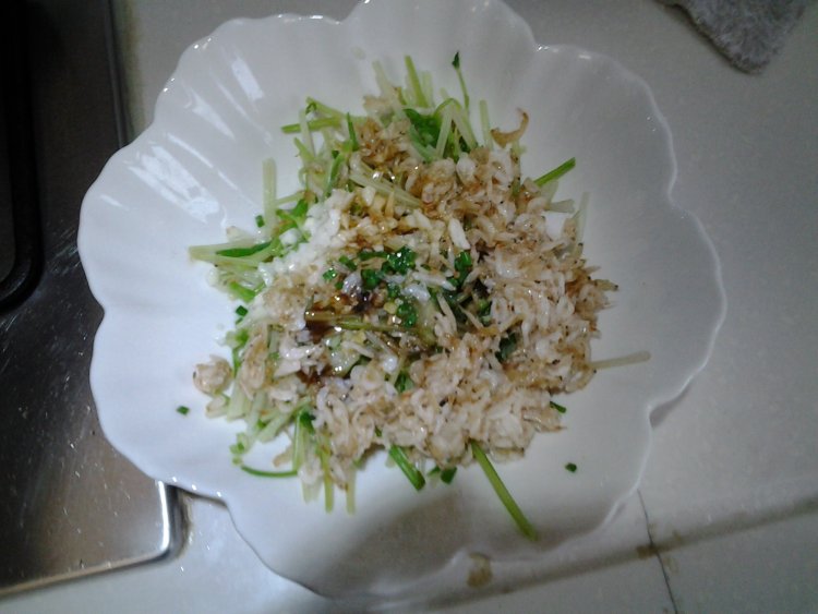 芹菜拌虾米步骤7