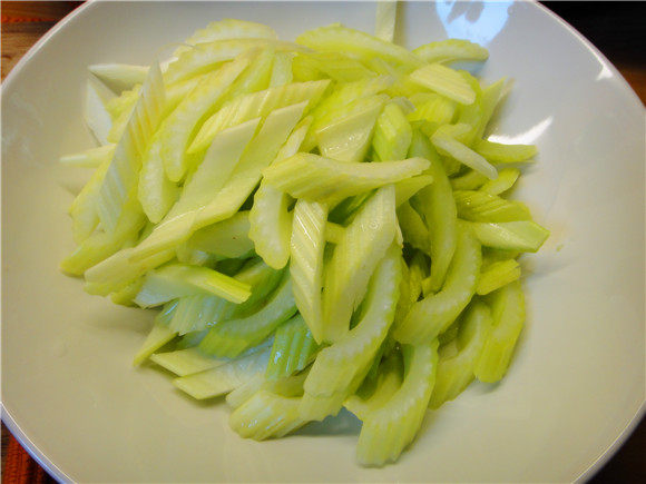 豆干香炒西芹步骤2