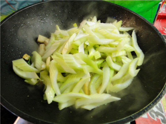 豆干香炒西芹步骤5