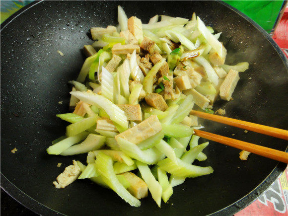 豆干香炒西芹步骤6