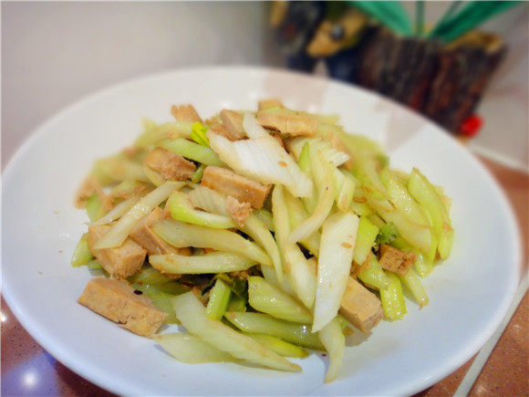 豆干香炒西芹步骤7