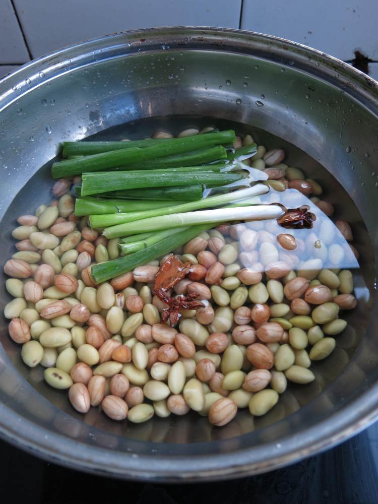 花生米黄豆拌芹菜胡萝步骤2