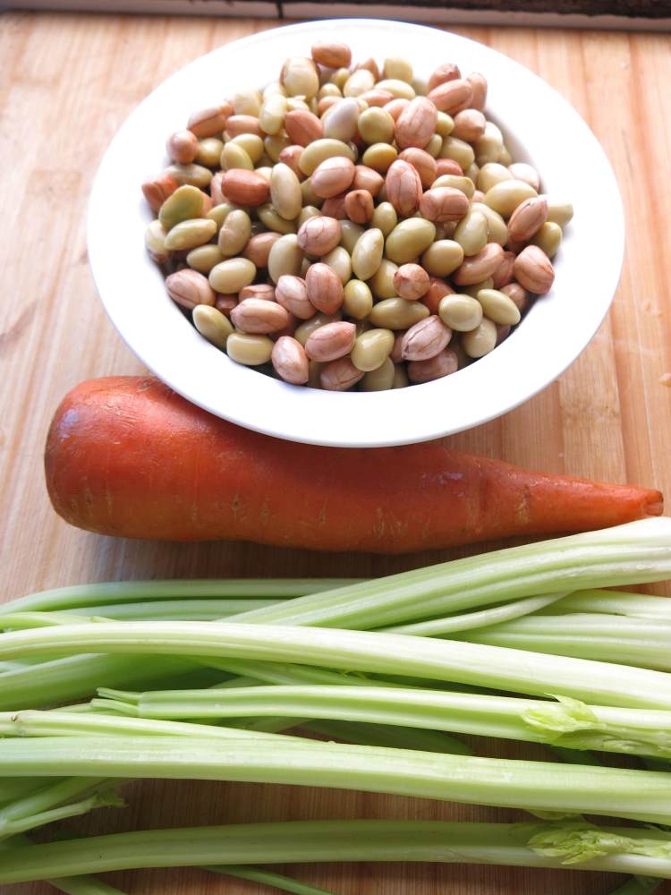 花生米黄豆拌芹菜胡萝步骤1