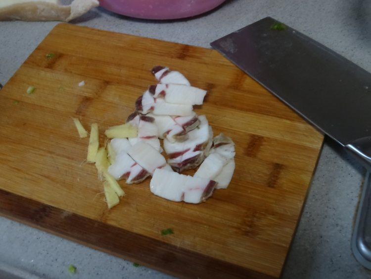 蒜薹炒咸肉步骤2