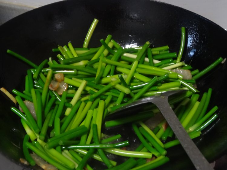 蒜薹炒咸肉步骤6