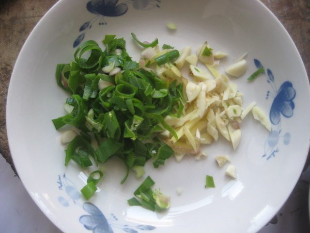 肉丝炒蕨菜步骤3