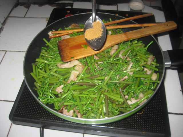肉丝炒蕨菜步骤7