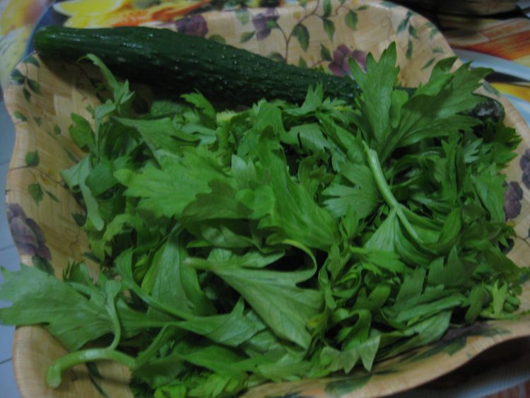 拌芹菜叶步骤1