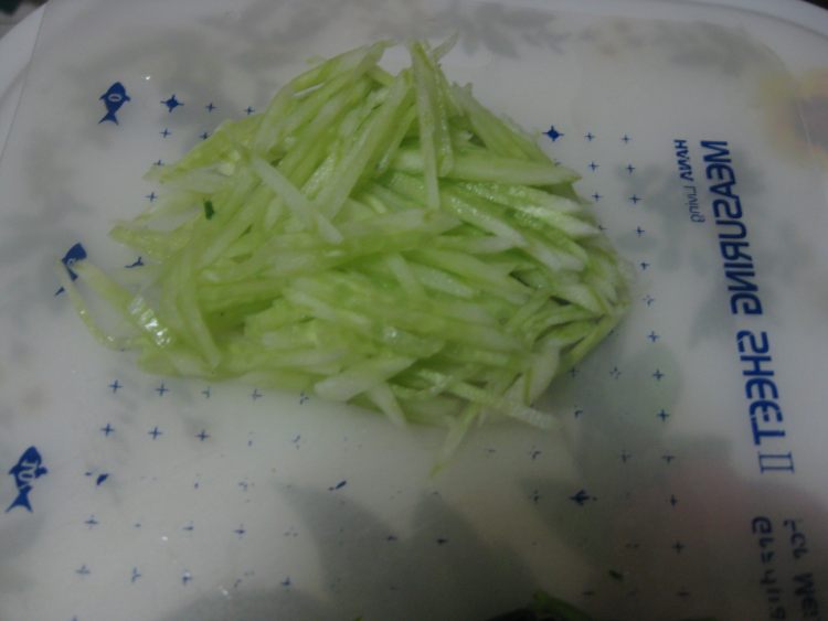 拌芹菜叶步骤5