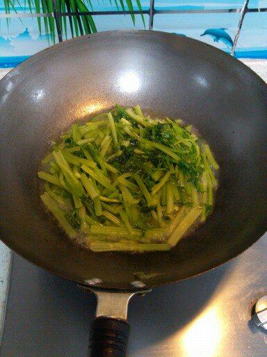 清炒药芹步骤4