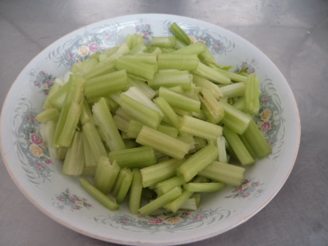 火腿炒芹菜步骤4