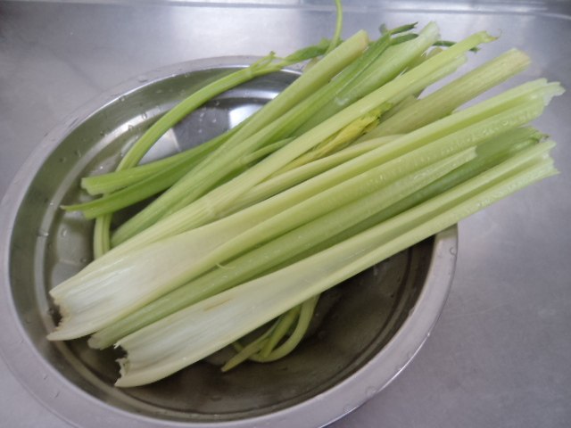 火腿炒芹菜步骤1