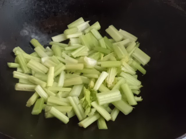 火腿炒芹菜步骤7