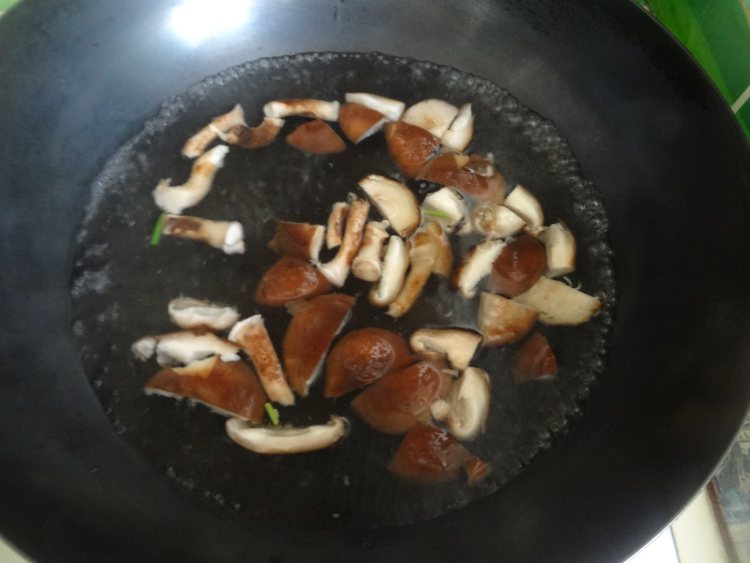 香菇滑炒丝瓜步骤3