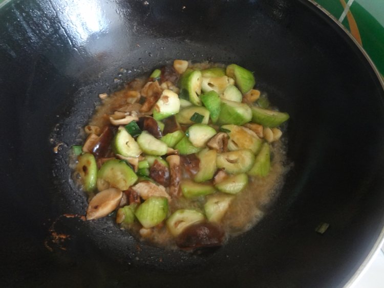香菇滑炒丝瓜步骤8