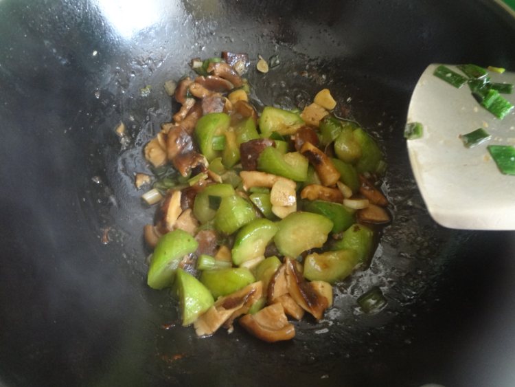 香菇滑炒丝瓜步骤9